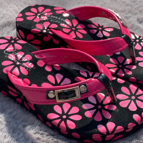 Dark fuchsia flower prints color in black background flip-flops. - Picture 5 of 6